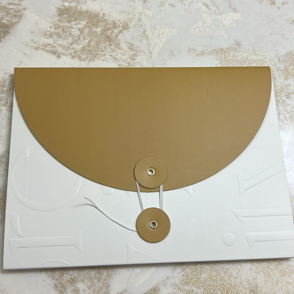 Cloth & Paper Folder - Picture 3 of 5